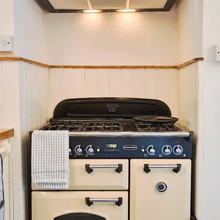 Woodley House, Coastal Reteat Nr Bude - Sleeps 8