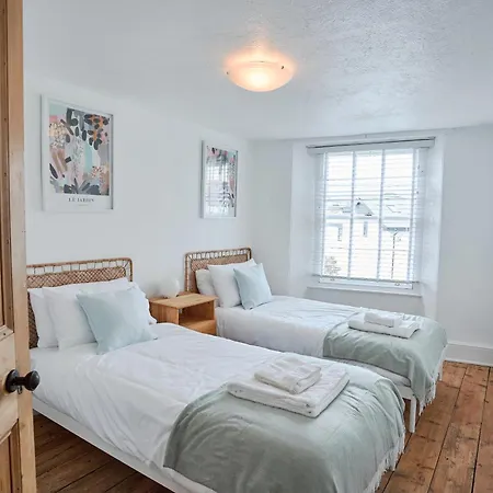 Woodley House, Coastal Reteat Nr Bude - Sleeps 8 Holiday home *